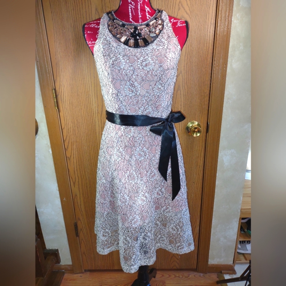 Sleeveless dress. 4